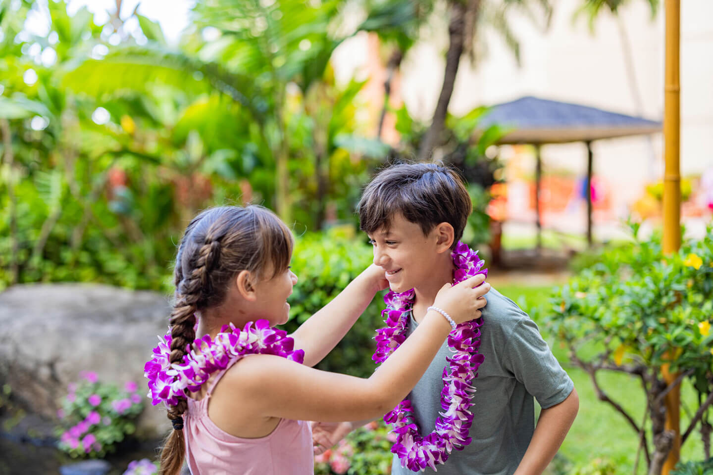 2 kids wearing lei.