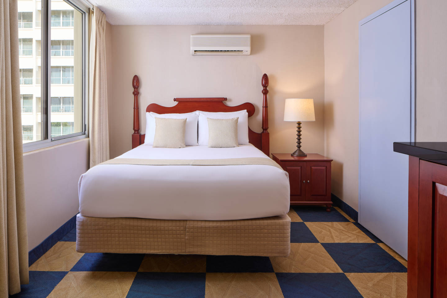 Moderate Room - Queen Bed.