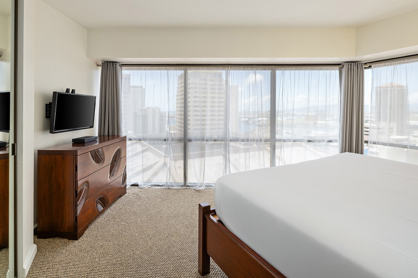 One-Bedroom Executive Mountain View Suite Bedroom