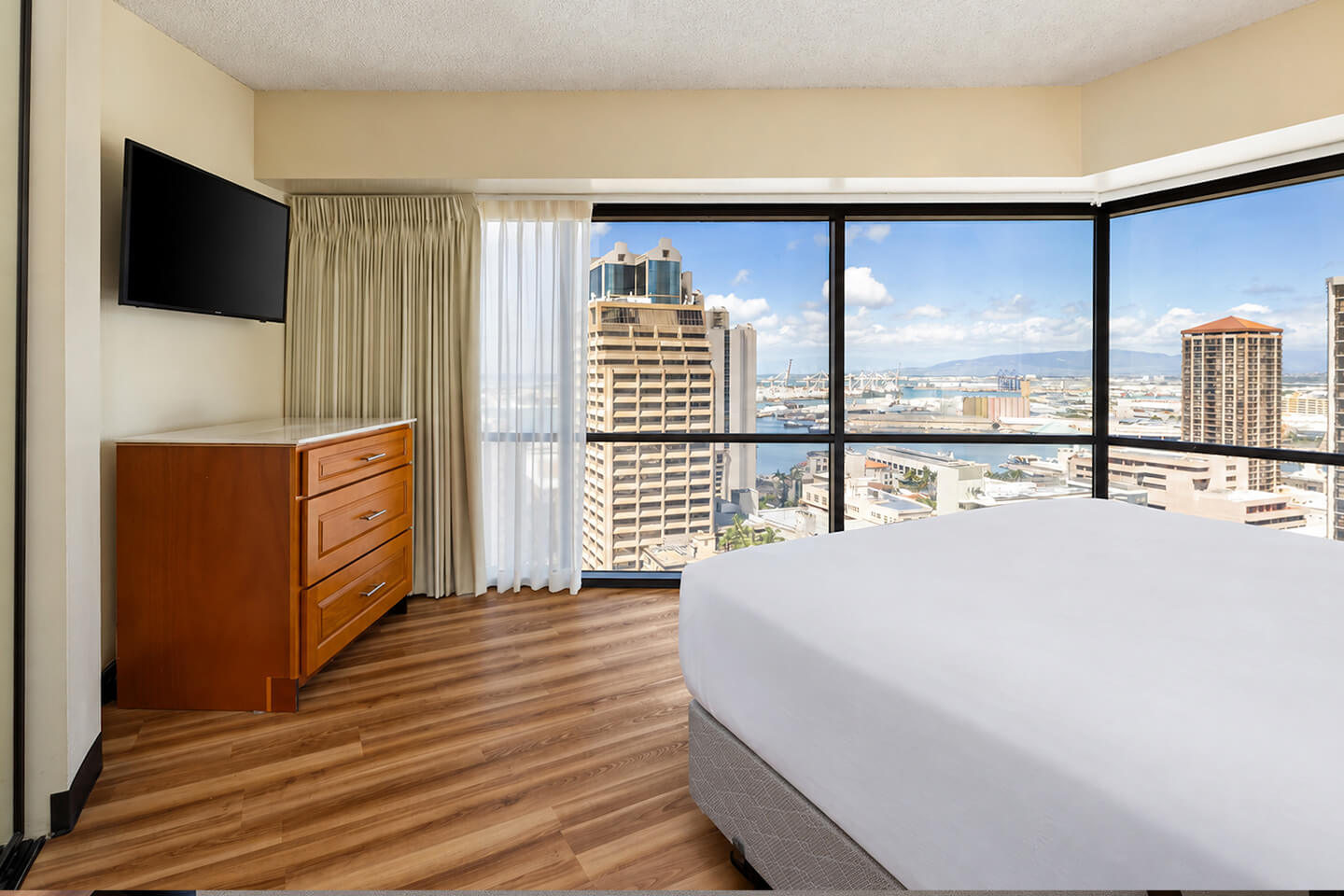 One-Bedroom Executive Harbor View Suite Bedroom