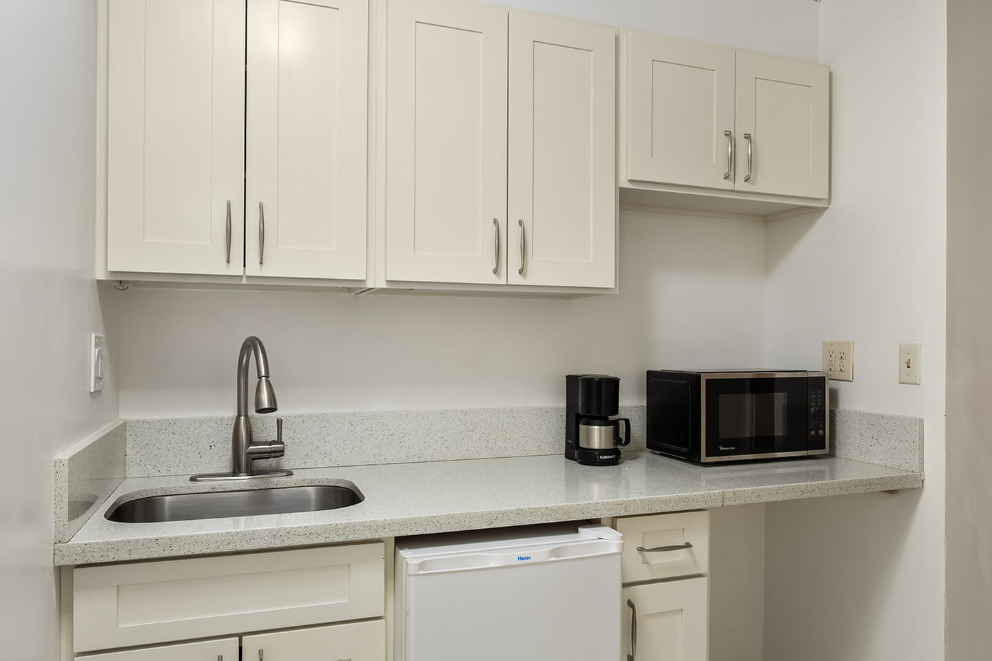 Bishop Suite Deluxe Harbor View Kitchen