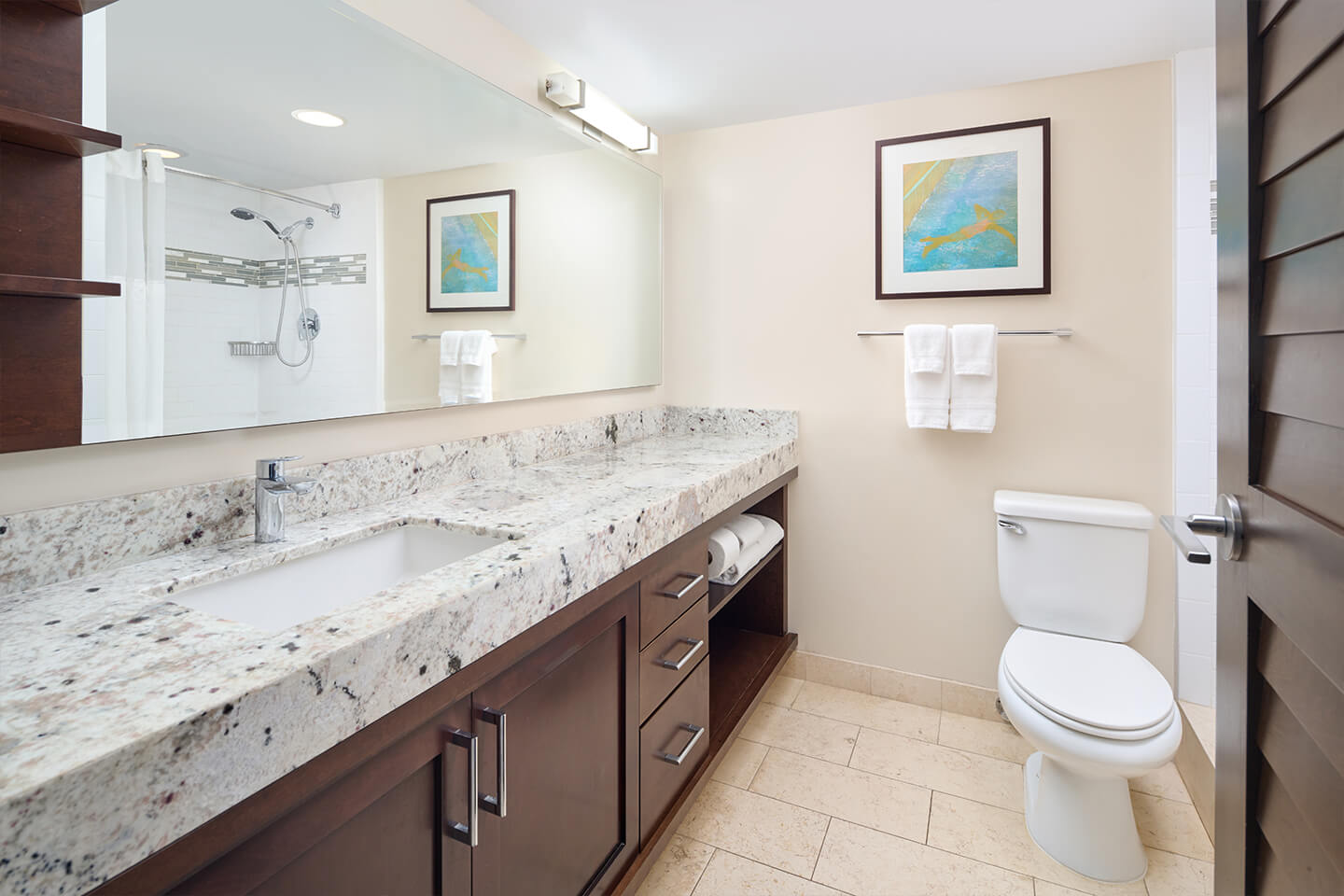 Luxury Junior Suite Courtyard View Bathroom