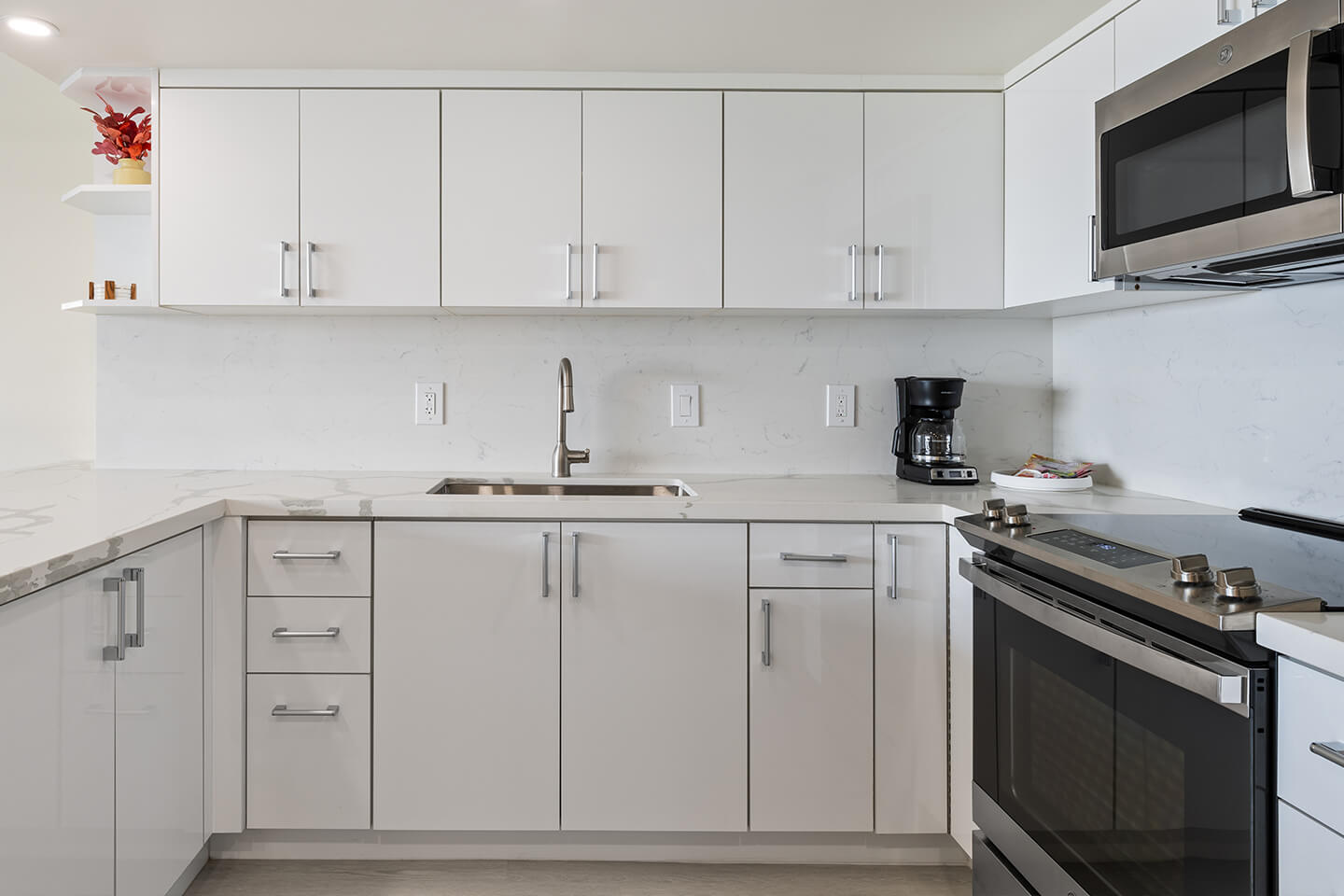 Ilikai LIte Mountain View Jr Suite with full kitchen with a 4-burner stovetop, microwave, other appliances, and refrigerator 