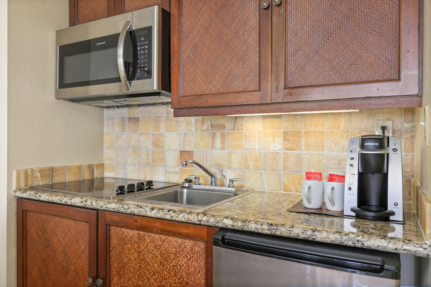 One-Bedroom Ocean View kitchenette