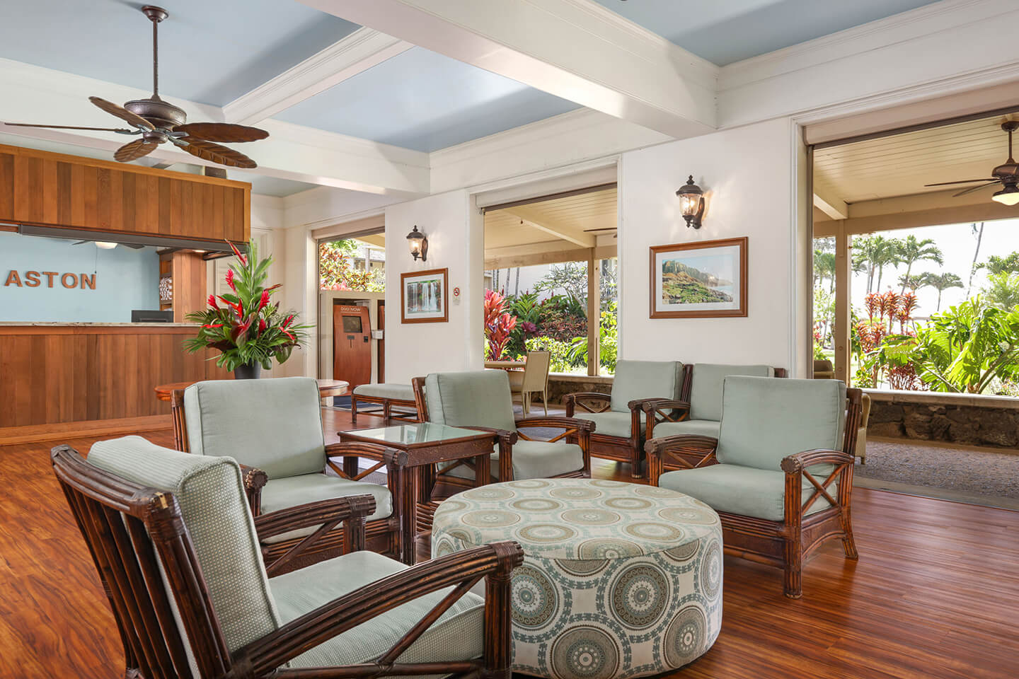 Lobby seating area with circular table at the Aston Islander on the Beach 