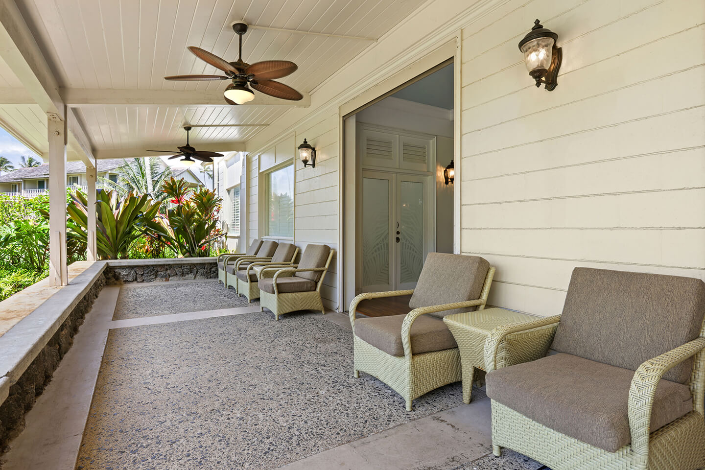 Aston Islander on the Beach lobby patio with lounge chairs to sit and relax