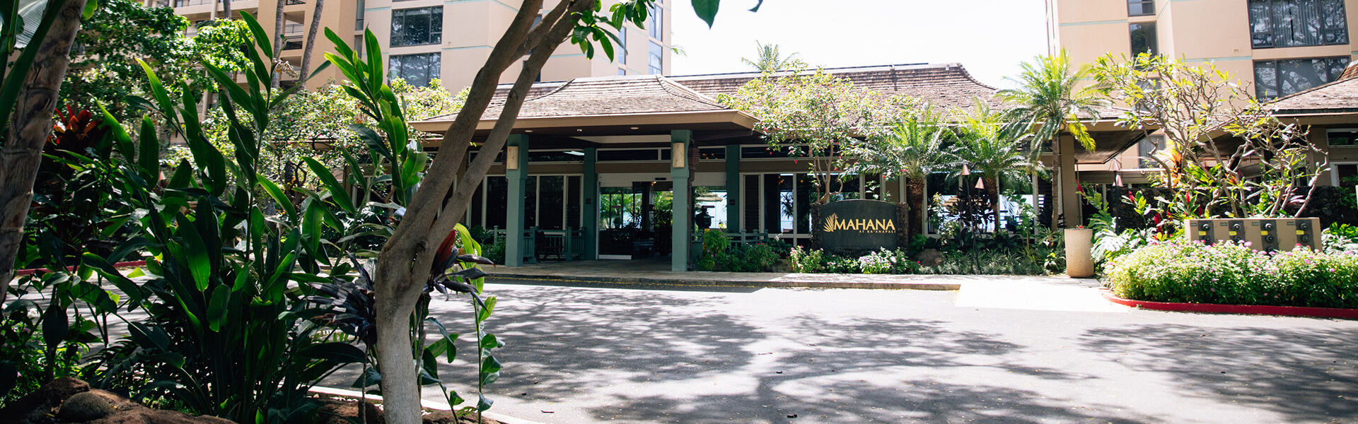 Porte cochere and entrance to hotel.