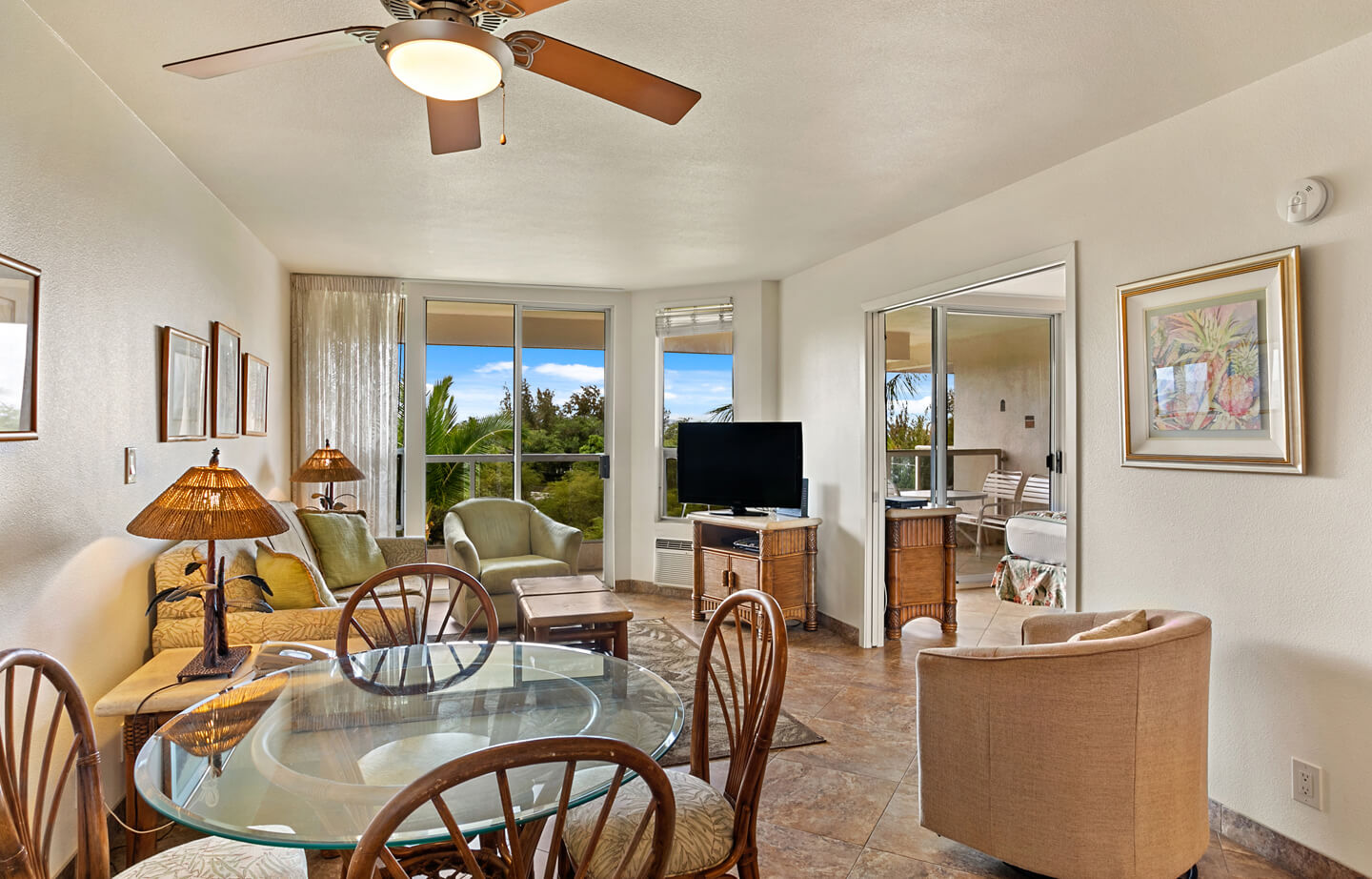 One-Bedroom Deluxe Partial Ocean View Suite Living Area