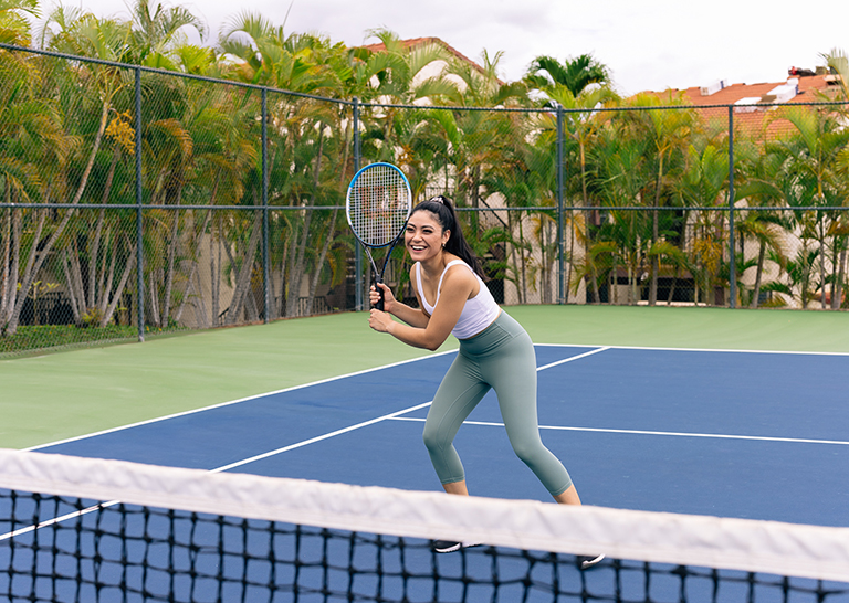 woman playing tennis