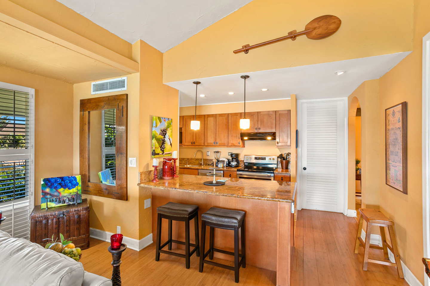 One Bedroom Oceanfront Premium Dining and Kitchen