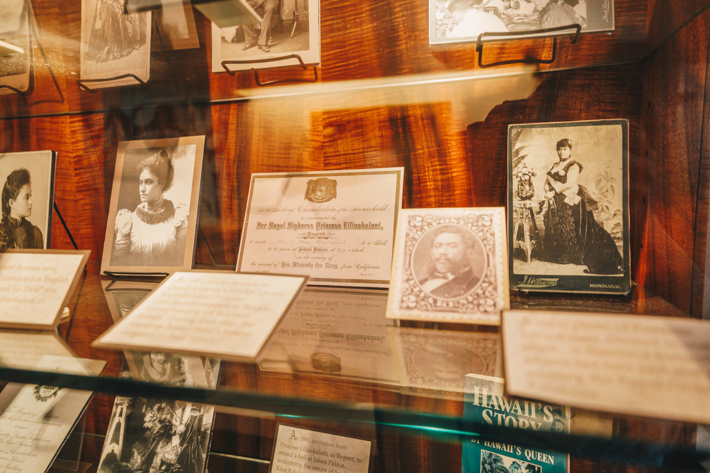 Glass case exhibit of historical photos and information about Hawaii's past history 